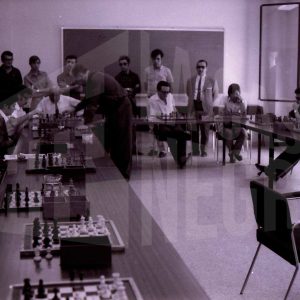 Varios hombres juegan al ajedrez en unas partidas simultáneas en Aranjuez