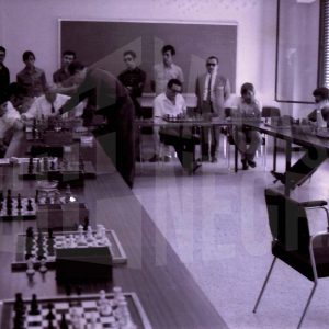 Varios hombres juegan al ajedrez en unas partidas simultáneas en Aranjuez