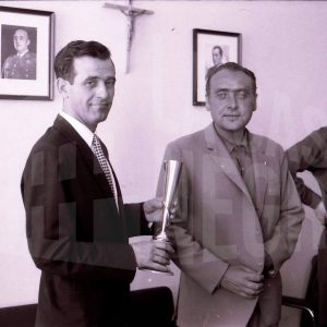 Entrega de trofeos al ganador de unas partidas simultáneas de ajedrez en Aranjuez