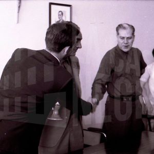 Entrega de trofeos al ganador de unas partidas simultáneas de ajedrez en Aranjuez