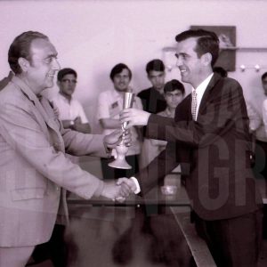 Entrega de trofeos al ganador de unas partidas simultáneas de ajedrez en Aranjuez