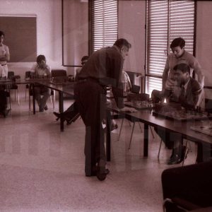 Entrega de trofeos al ganador de unas partidas simultáneas de ajedrez en Aranjuez