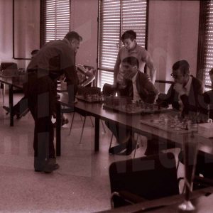 Entrega de trofeos al ganador de unas partidas simultáneas de ajedrez en Aranjuez