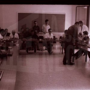 Entrega de trofeos al ganador de unas partidas simultáneas de ajedrez en Aranjuez