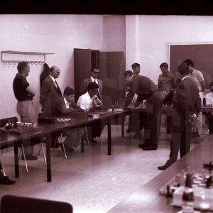 Entrega de trofeos al ganador de unas partidas simultáneas de ajedrez en Aranjuez