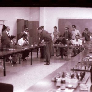 Entrega de trofeos al ganador de unas partidas simultáneas de ajedrez en Aranjuez