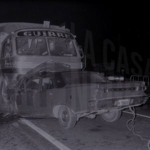 Un camión y un coche accidentados en una carretera  por un choque frontal
