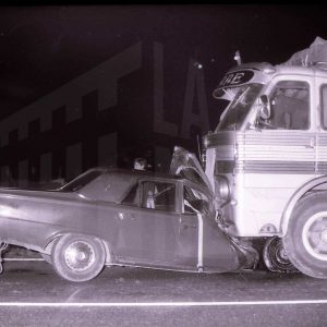 Un camión y un coche accidentados en una carretera  por un choque frontal