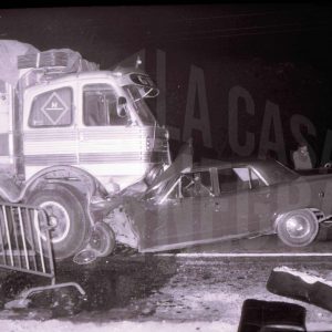 Un camión y un coche accidentados en una carretera  por un choque frontal