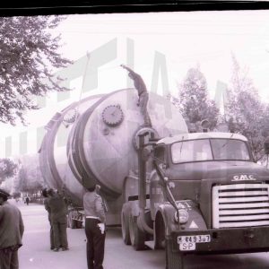 Elevación de cables en Aranjuez al paso de un camión que transporta una gran cisterna