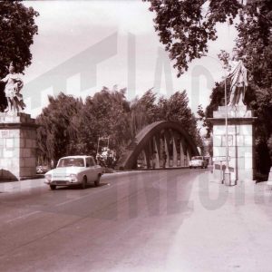 Un guardia municipal junto a la antigua N- IV a la entrada de Aranjuez por el Puente Barcas y varios vehículos cruzando el puente