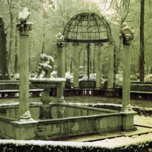 La Fuente del Niño de la Espina (o de las Arpías) del Jardín de la Isla de Aranjuez y sus alrededores nevados