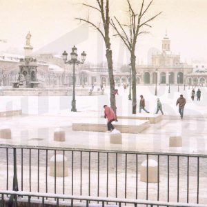 Varias personas en la Plaza de San Antonio de Aranjuez nevada