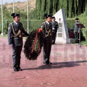 Ofrenda de corona de laurel durante un acto en la Academia de la Guardia Civil de Aranjuez