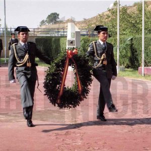 Ofrenda de corona de laurel durante un acto en la Academia de la Guardia Civil de Aranjuez