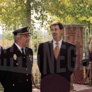 El Alcalde de Aranjuez, José Mª Cepeda Barros, conversa con el Comisario Jefe de la Policía Nacional en un acto en la Academia de la Guardia Civil