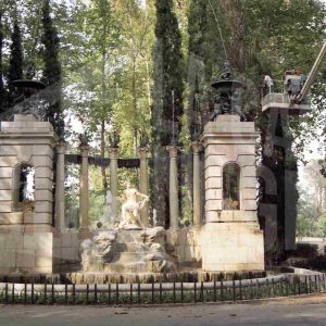 Operarios en una grúa junto a la Fuente de Apolo del Jardín  del Príncipe de Aranjuez