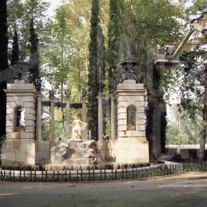 Operarios en una grúa junto a la Fuente de Apolo del Jardín  del Príncipe de Aranjuez