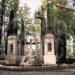 Operarios en una grúa junto a la Fuente de Apolo del Jardín  del Príncipe de Aranjuez