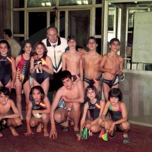 Equipo de natación infantil con Antonio Talavera en la Piscina Municipal de Aranjuez
