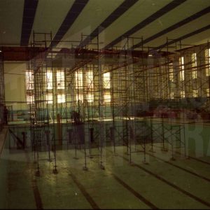 Andamios y obras en la Piscina Municipal cubierta de Aranjuez