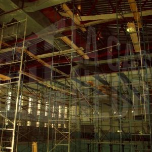 Andamios y obras en la Piscina Municipal cubierta de Aranjuez
