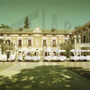 Tren turístico ante la Casa del Labrador del Jardín del Príncipe en Aranjuez