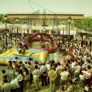 Numerosas personas junto a varias atracciones hinchables en Aranjuez