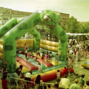 Numerosas personas junto a varias atracciones hinchables en Aranjuez