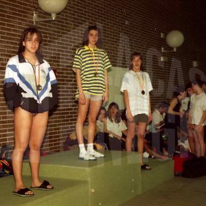 Podio con medallistas de una competición de natación