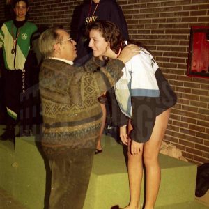 Podio con medallistas de una competición de natación