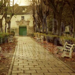 Puerta de entrada al Cuartel de Pavía de Aranjuez y paseo del parque