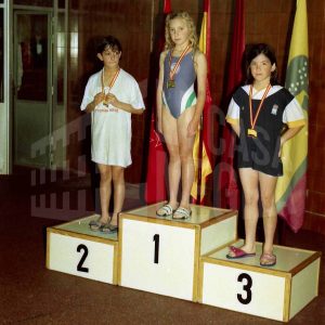 Podio con medallistas tras una competición de natación