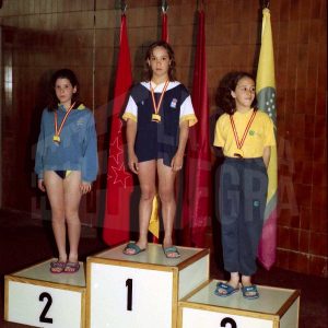 Podio con medallistas tras una competición de natación