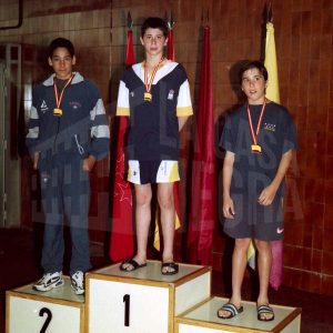 Podio con medallistas tras una competición de natación