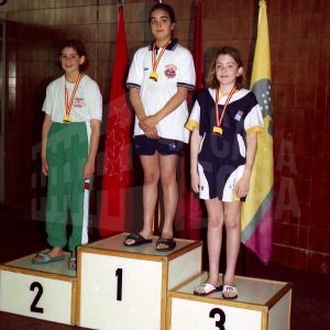 Podio con medallistas tras una competición de natación
