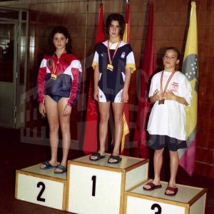 Podio con medallistas tras una competición de natación