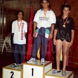 Podio con medallistas tras una competición de natación