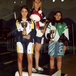 Podio con medallistas tras una competición de natación