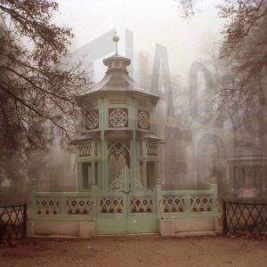 Pabellones del Estanque de los Chinescos entre la niebla en el Jardín del Príncipe de Aranjuez