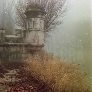 Garita de vigilancia en el fortín del embarcadero del Jardín del Príncipe de Aranjuez entre la niebla