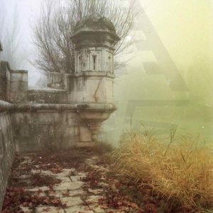 Garita de vigilancia en el fortín del embarcadero del Jardín del Príncipe de Aranjuez entre la niebla