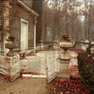 Pabellón Real de Fernando VI del Jardín del Príncipe de Aranjuez entre la niebla