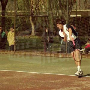 Un tenista durante un partido en el Polideportivo Municipal de Aranjuez