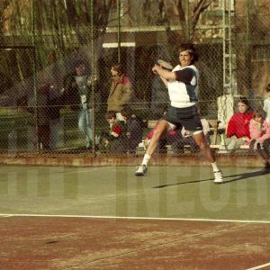 Un tenista durante un partido en el Polideportivo Municipal de Aranjuez