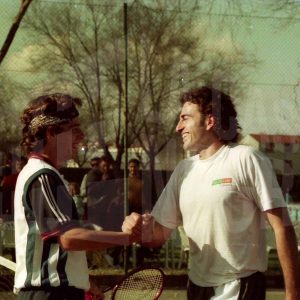 Dos tenistas se saludan tras un partido en el Polideportivo Municipal de Aranjuez