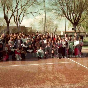 Los tenistas posan con los asistentes a un partido en el Polideportivo Municipal de Aranjuez