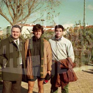 El concejal de Deportes, Víctor Martínez, junto con Agustín Marañón y uno de los tenistas que acaban de jugar el partido en el Polideportivo Municipal de Aranjuez