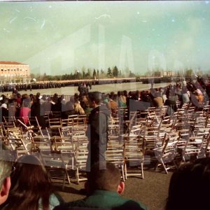 El público presencia la ceremonia de jura de bandera en el Acuartelamiento Aéreo de Getafe