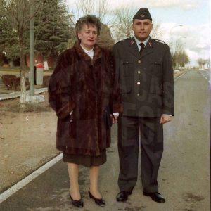 Mari Gálvez y su hijo,José Luis Talavera Gálvez, tras la jura de bandera de éste en Getafe